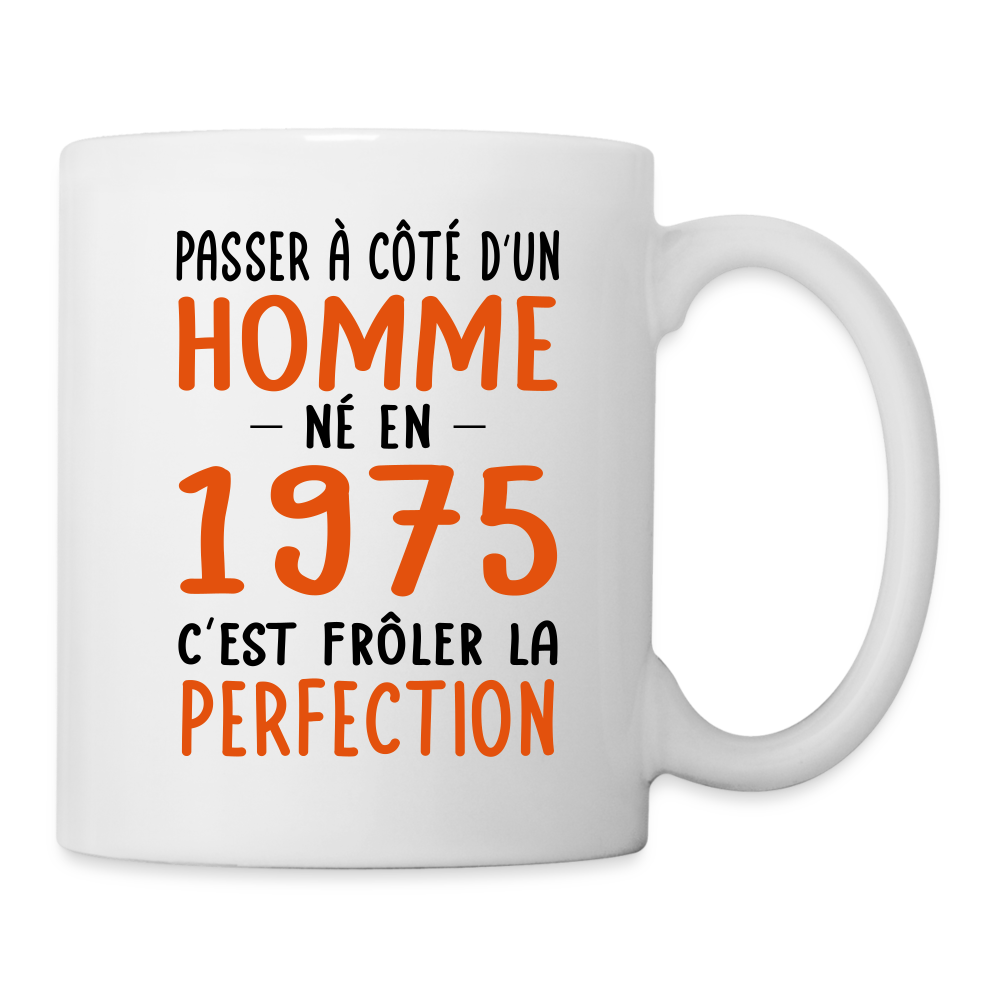 Mug blanc - Anniversaire 50 Ans - Né en 1975 - Frôler la perfection - blanc