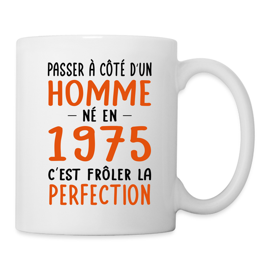 Mug blanc - Anniversaire 50 Ans - Né en 1975 - Frôler la perfection - blanc