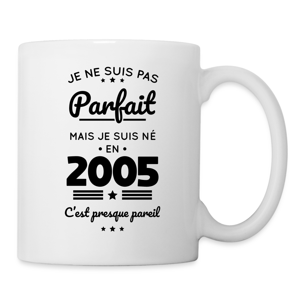 Mug blanc - Anniversaire 20 Ans - Pas parfait mais né en 2005 - blanc