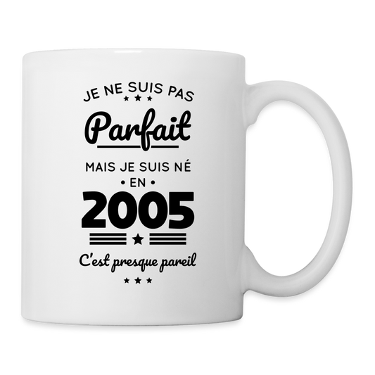 Mug blanc - Anniversaire 20 Ans - Pas parfait mais né en 2005 - blanc