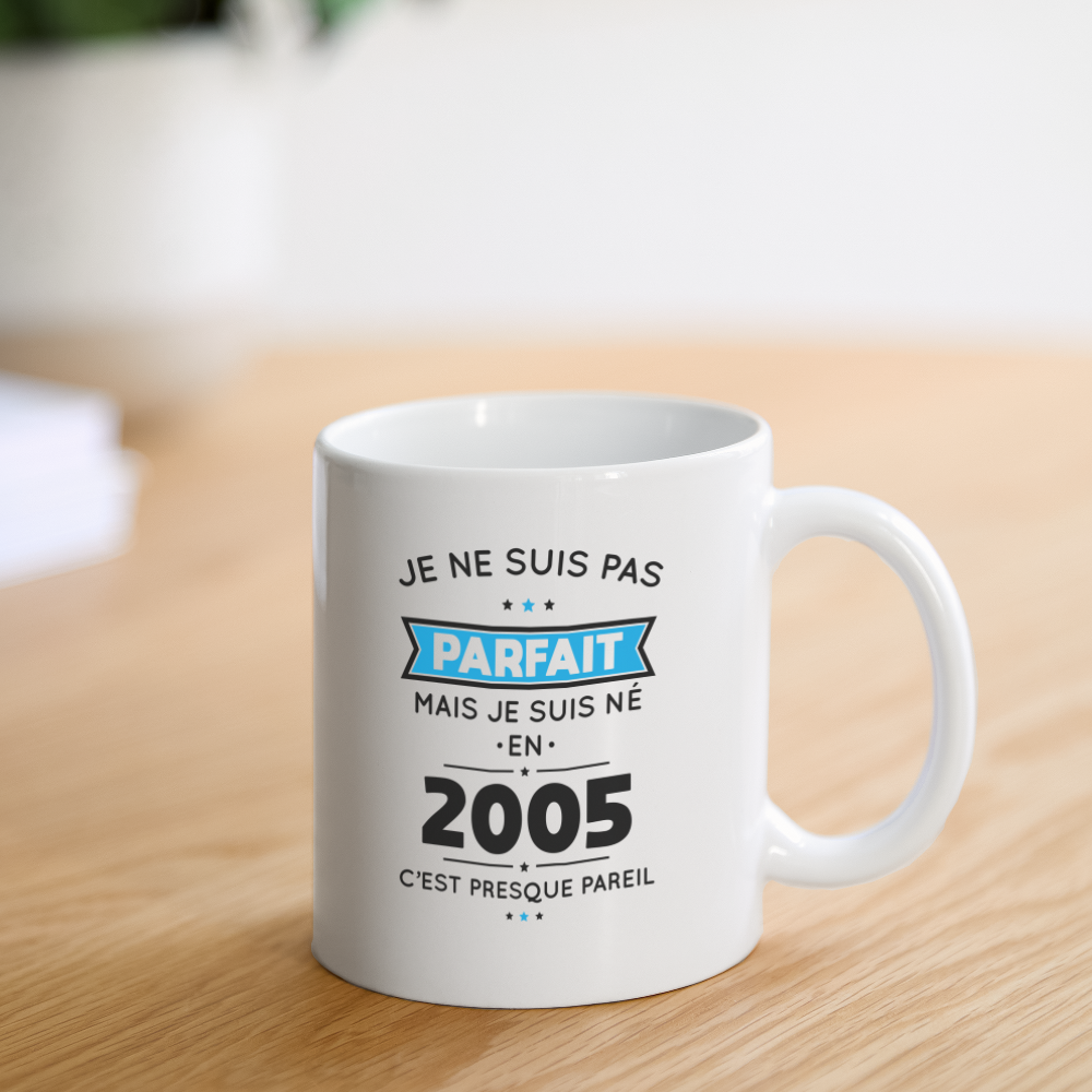 Mug blanc - Anniversaire 20 Ans - Pas parfait mais né en 2005 - blanc