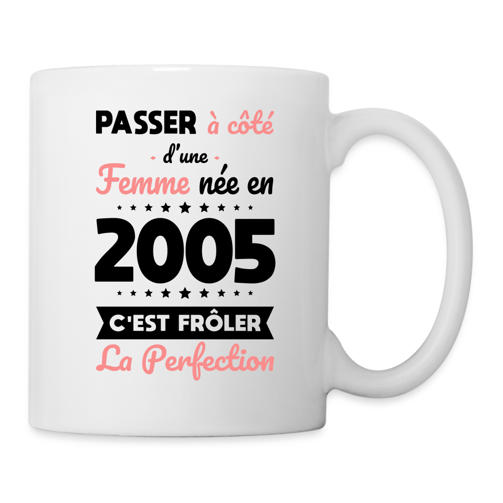 Mug blanc - Anniversaire 20 Ans - Née en 2005 - Frôler la perfection - blanc