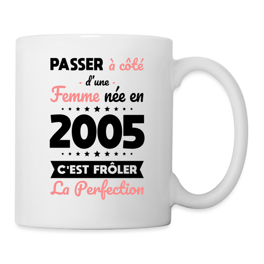 Mug blanc - Anniversaire 20 Ans - Née en 2005 - Frôler la perfection - blanc