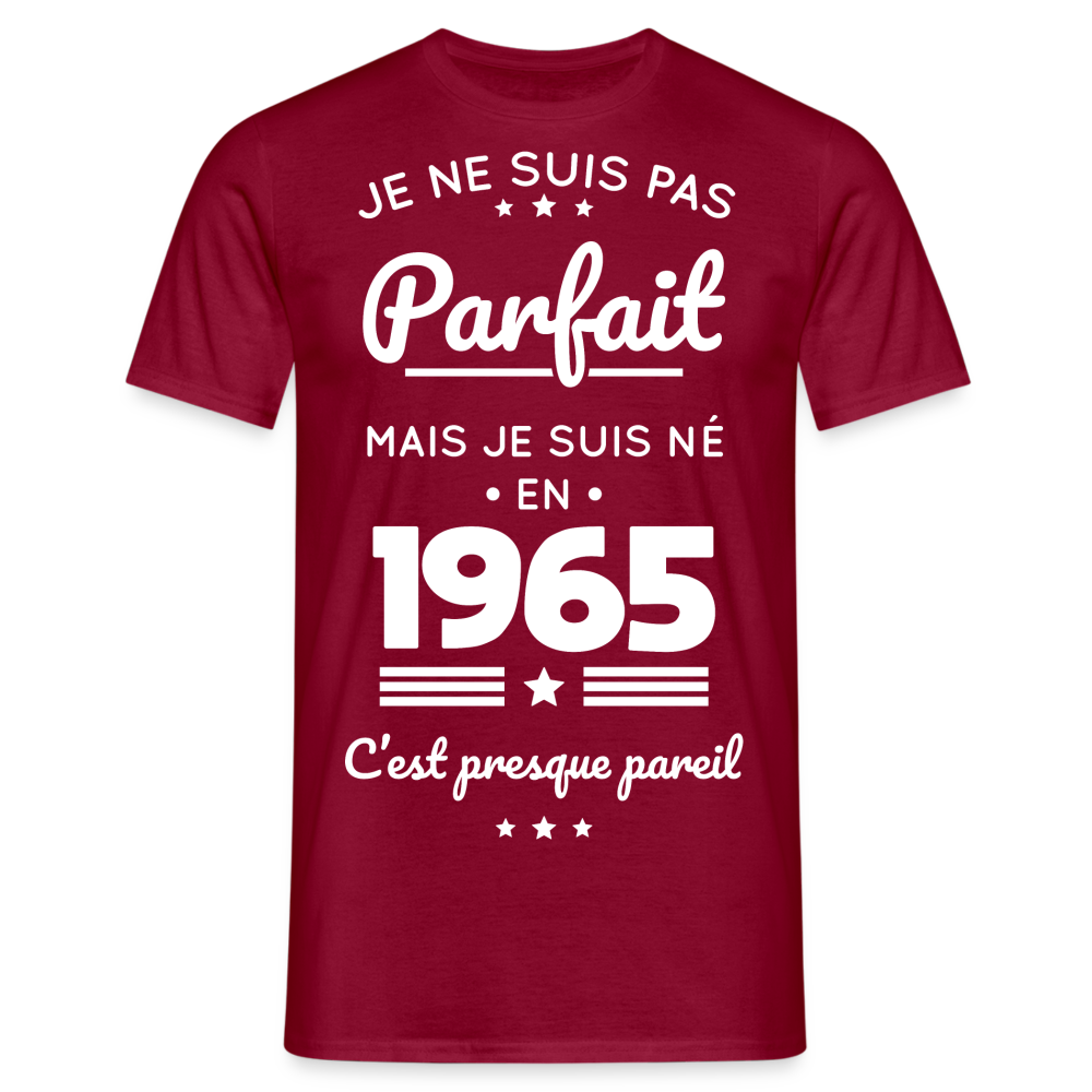 T-shirt Homme - Anniversaire 60 Ans - Pas parfait mais né en 1965 - rouge brique