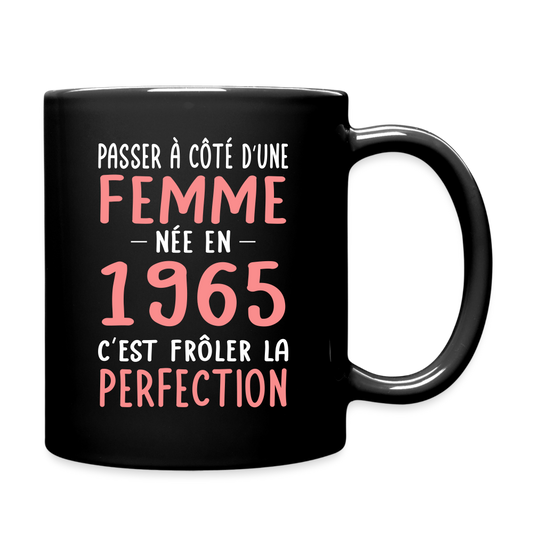 Mug uni - Anniversaire 60 Ans - Née en 1965 - Frôler la perfection - noir