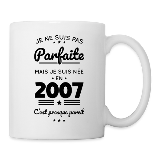 Mug blanc - Anniversaire 18 Ans - Pas parfaite mais née en 2007 - blanc