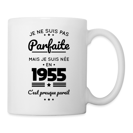 Mug blanc - Anniversaire 70 Ans - Pas parfaite mais née en 1955 - blanc