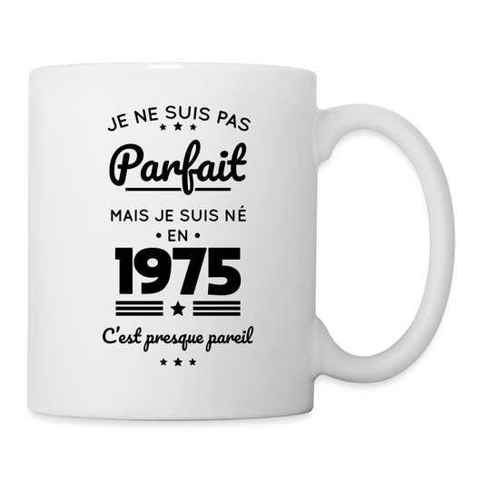 Mug blanc - Anniversaire 50 Ans - Pas parfait mais né en 1975 - blanc