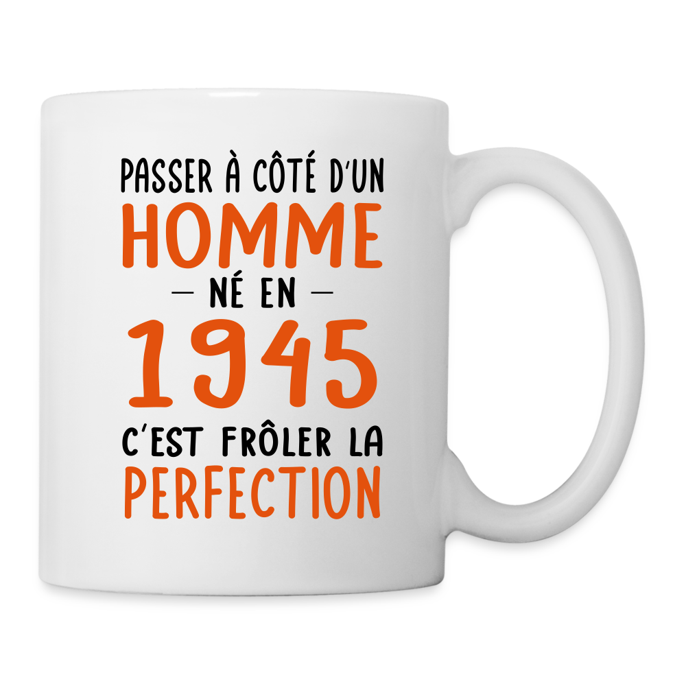 Mug uni - Anniversaire 80 Ans - Né en 1945 - Frôler la perfection - blanc