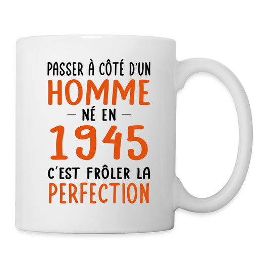 Mug uni - Anniversaire 80 Ans - Né en 1945 - Frôler la perfection - blanc