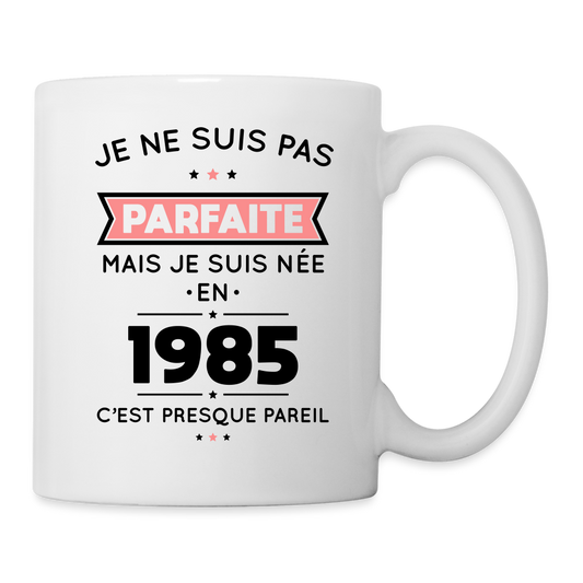 Mug blanc - Anniversaire 40 Ans - Pas parfaite mais née en 1985 - blanc