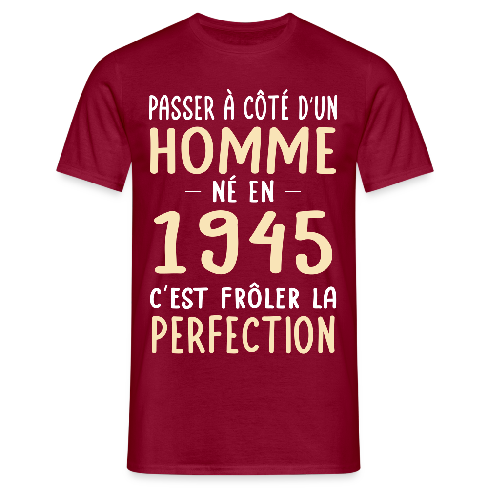 T-shirt Homme - Anniversaire 80 Ans - Né en 1945 - Frôler la perfection. - rouge brique