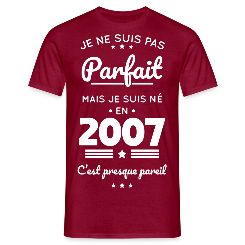 T-shirt Homme - Anniversaire 18 Ans - Pas parfait mais né en 2007 - rouge brique