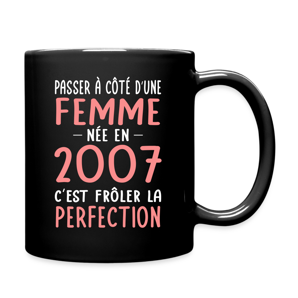 Mug uni - Anniversaire 18 Ans - Née en 2007 - Frôler la perfection - noir