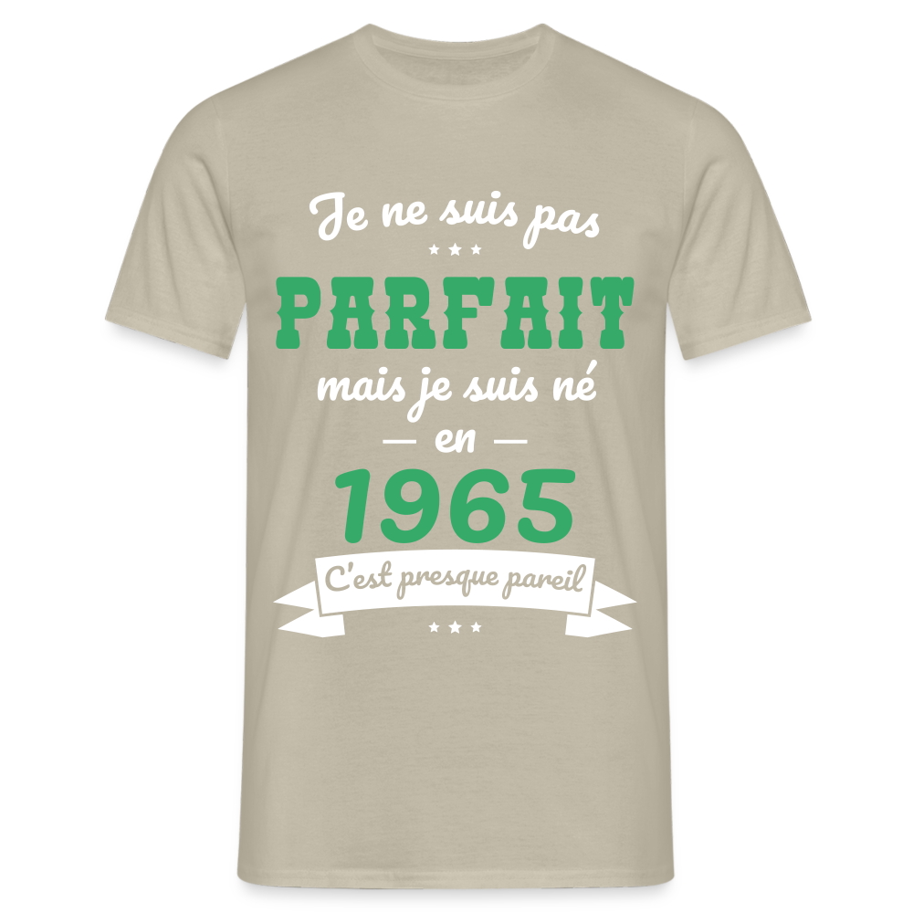 T-shirt Homme - Anniversaire 60 Ans - Pas parfait mais né en 1965 - beige sable