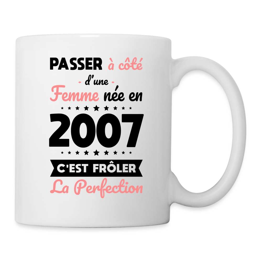 Mug blanc - Anniversaire 18 Ans - Née en 2007 - Frôler la perfection - blanc