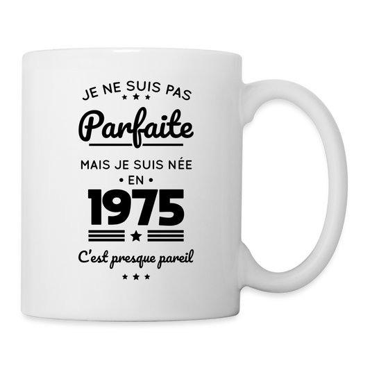 Mug blanc - Anniversaire 50 Ans - Pas parfaite mais née en 1975 - blanc