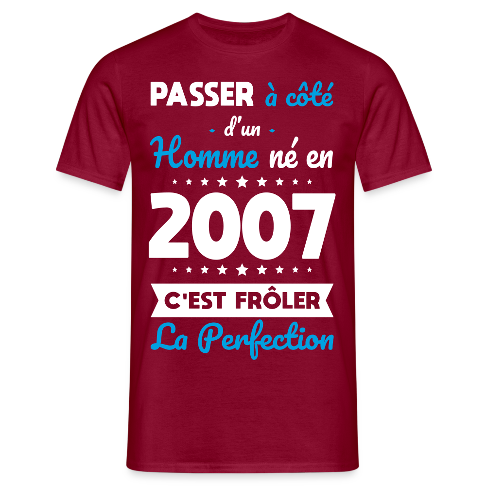 T-shirt Homme - Anniversaire 18 Ans - Né en 2007 - Frôler la perfection - rouge brique