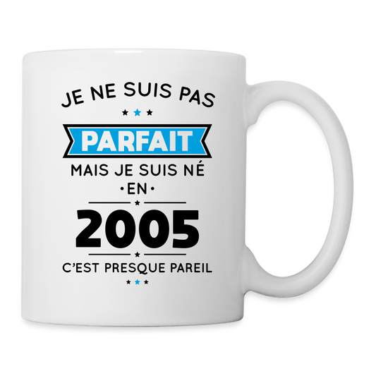 Mug blanc - Anniversaire 20 Ans - Pas parfait mais né en 2005 - blanc