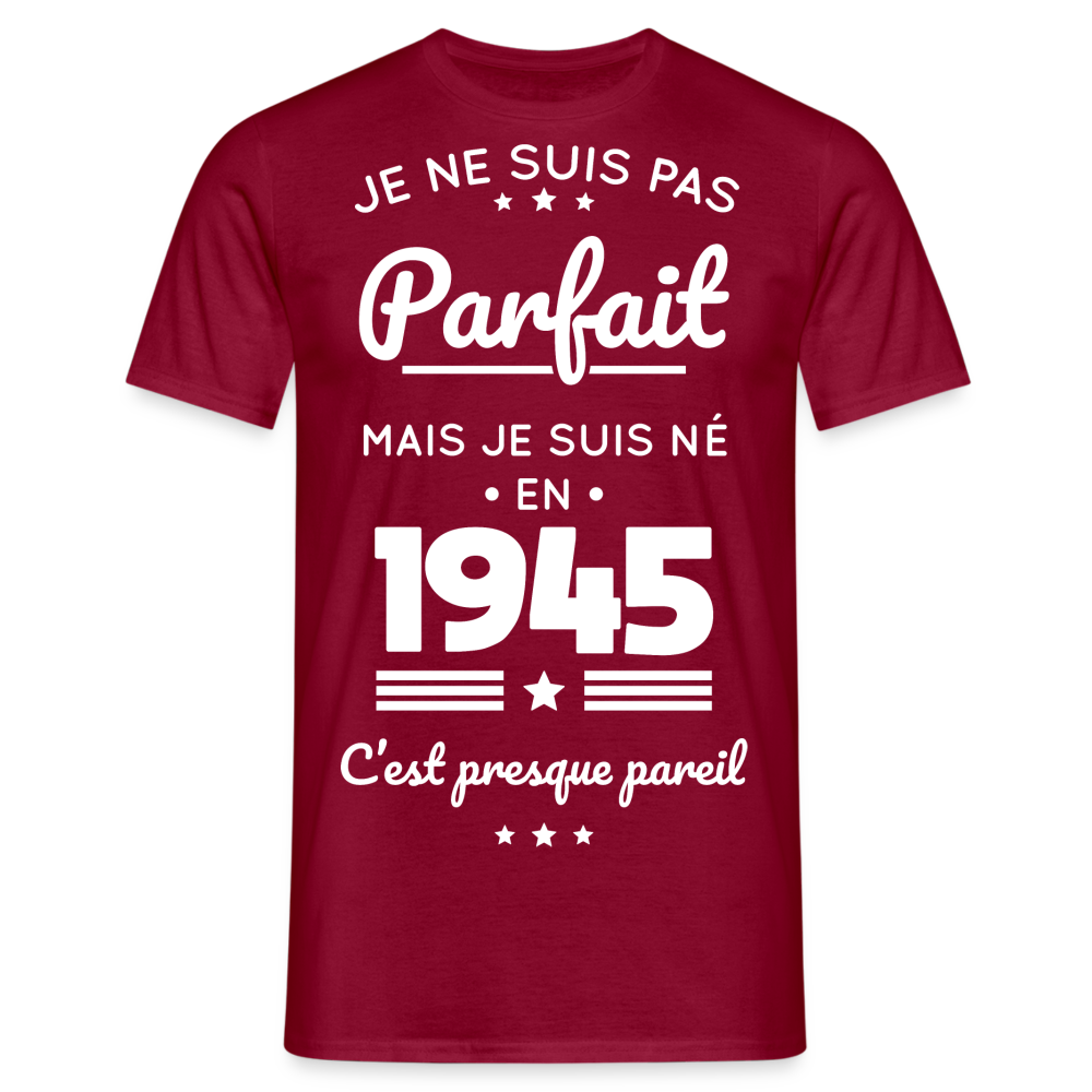 T-shirt Homme - Anniversaire 80 Ans - Pas parfait mais né en 1945 - rouge brique