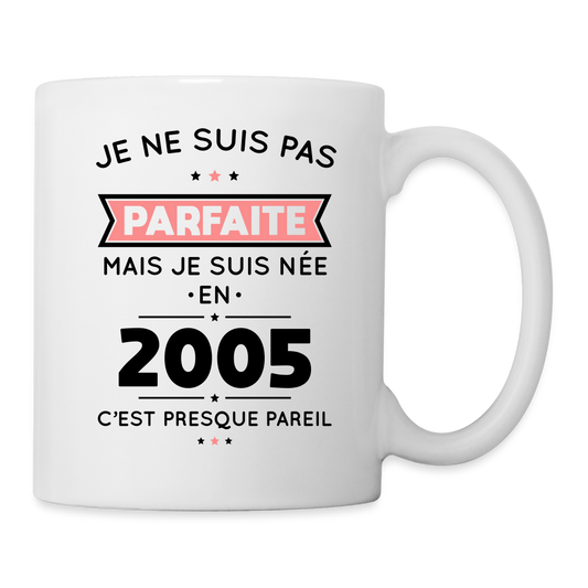 Mug blanc - Anniversaire 20 Ans - Pas parfaite mais née en 2005 - blanc