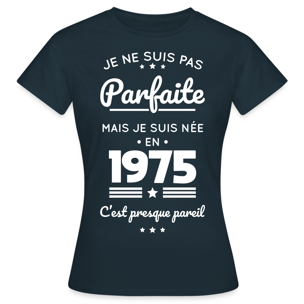 T-shirt Femme - Anniversaire 50 Ans - Pas parfaite mais née en 1975 - marine