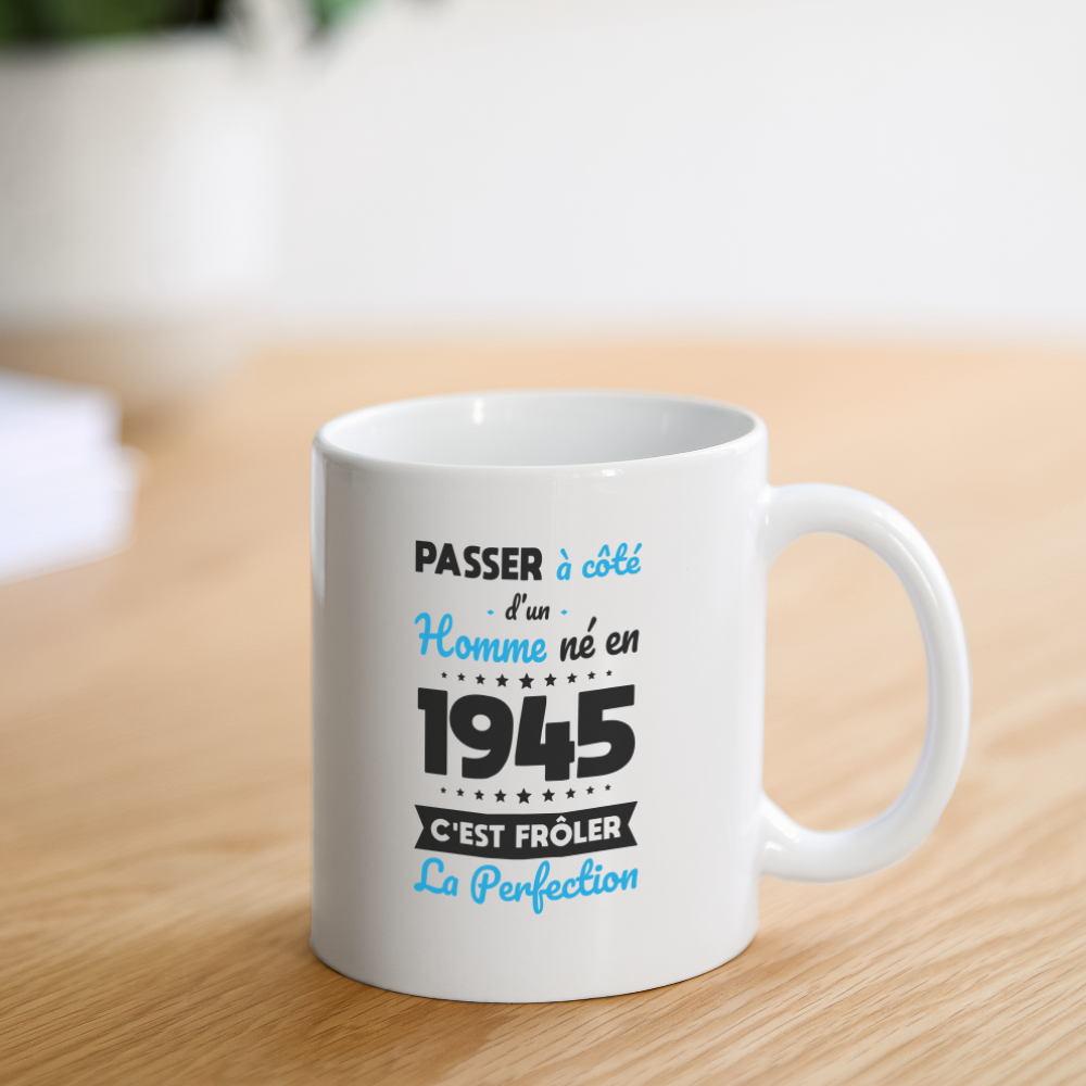 Mug blanc - Anniversaire 80 Ans - Né en 1945 - Frôler la perfection - blanc