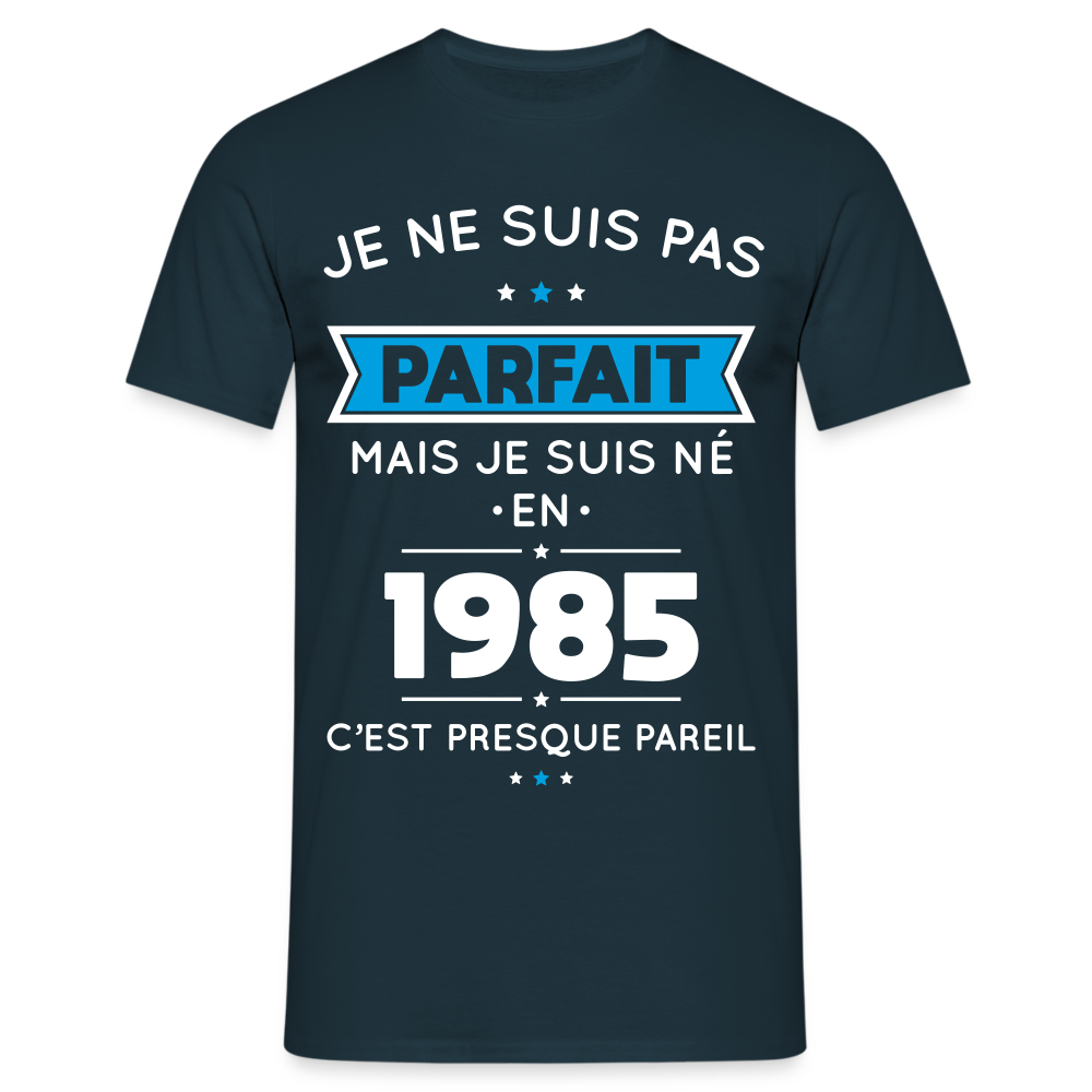 T-shirt Homme - Anniversaire 40 Ans - Pas parfait mais né en 1985 - marine