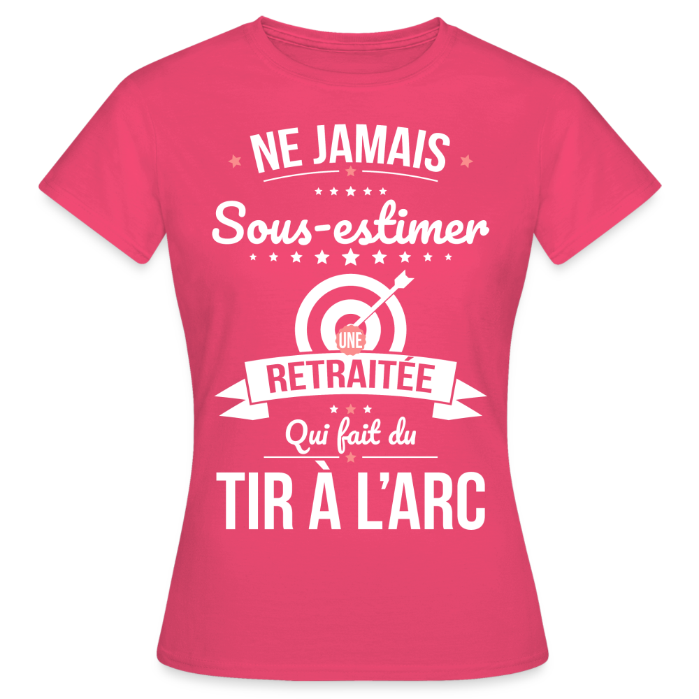 T-shirt Femme - Ne jamais sous-estimer une retraitée qui fait du tir à l'arc. - rose azalée