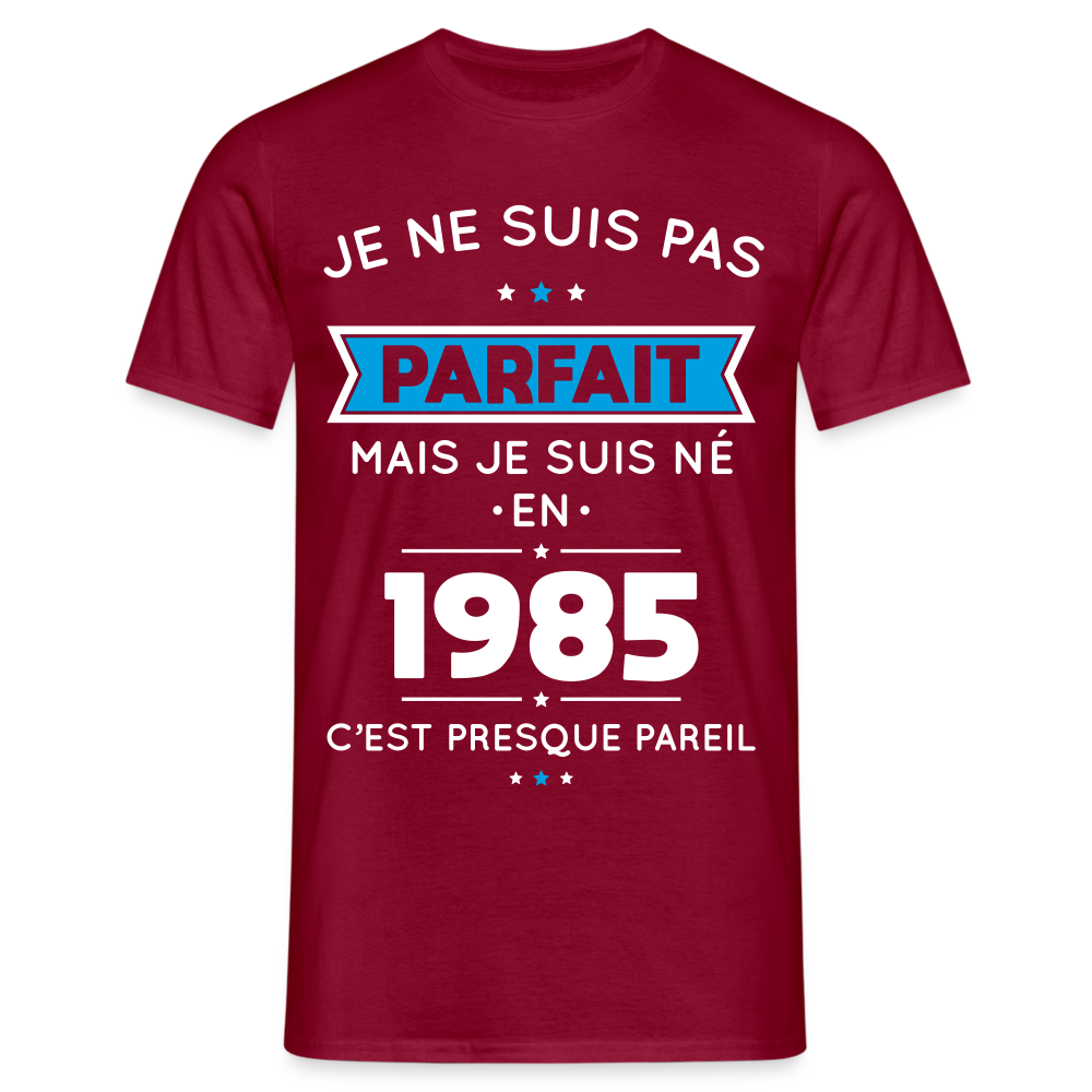 T-shirt Homme - Anniversaire 40 Ans - Pas parfait mais né en 1985 - rouge brique