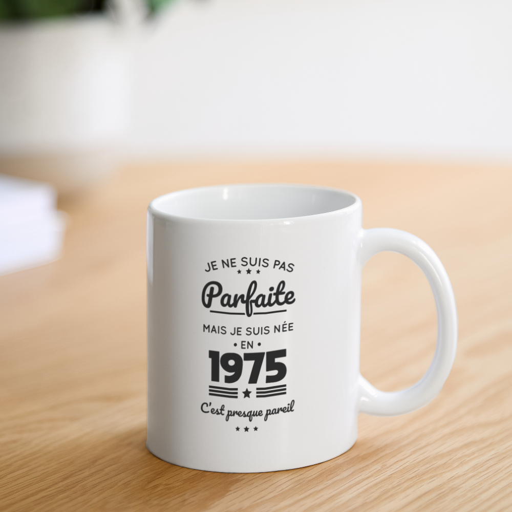 Mug blanc - Anniversaire 50 Ans - Pas parfaite mais née en 1975 - blanc