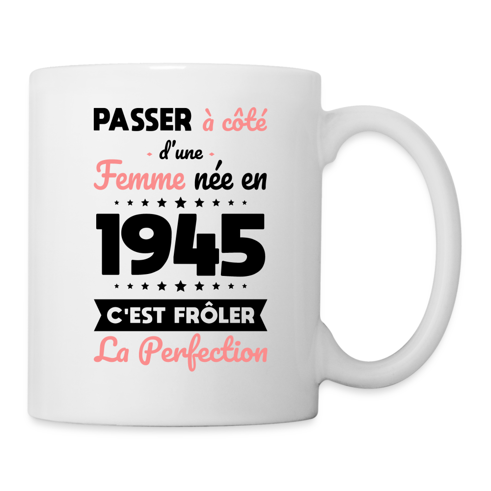 Mug blanc - Anniversaire 80 Ans - Née en 1945 - Frôler la perfection - blanc