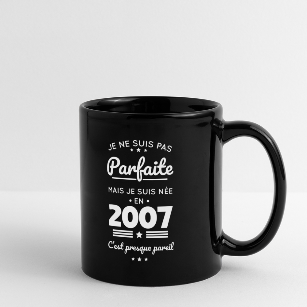 Mug uni - Anniversaire 18 Ans - Pas parfaite mais née en 2007 - noir