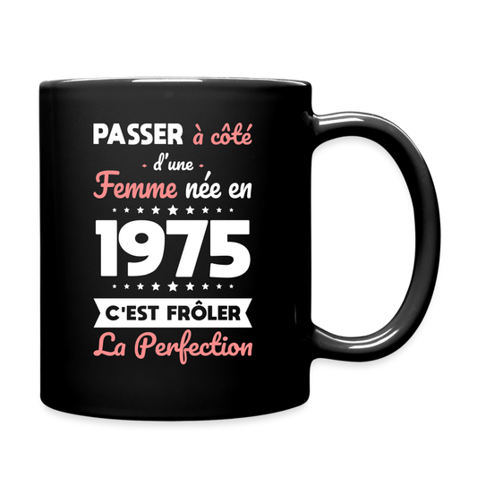 Mug uni - Anniversaire 50 Ans - Née en 1975 - Frôler la perfection - noir