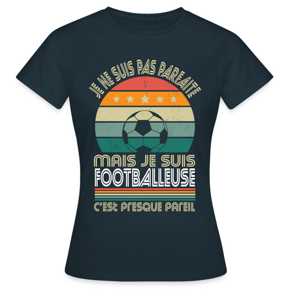 T-shirt Femme - Je ne suis pas parfaite mais je suis Footballeuse - marine