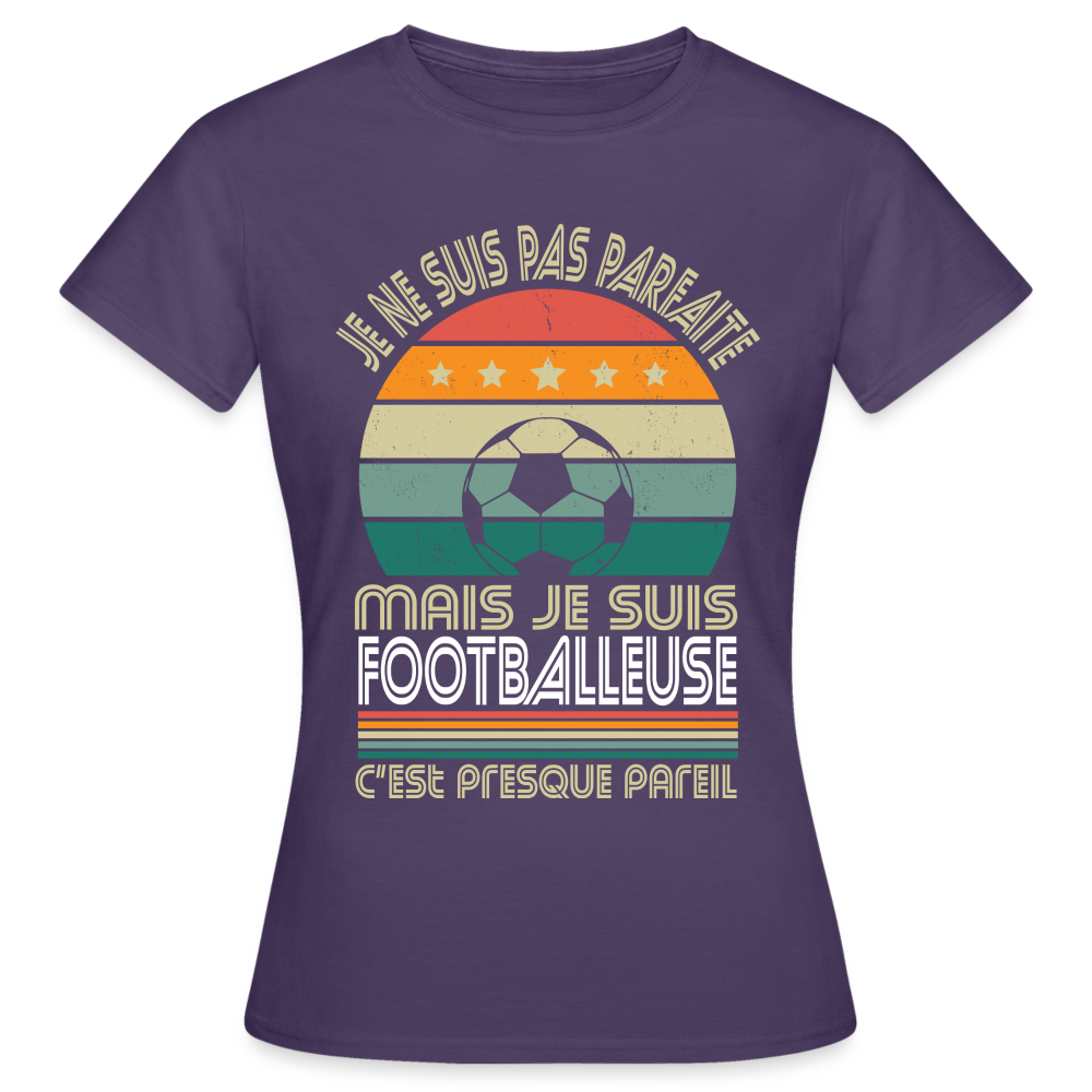 T-shirt Femme - Je ne suis pas parfaite mais je suis Footballeuse - violet foncé